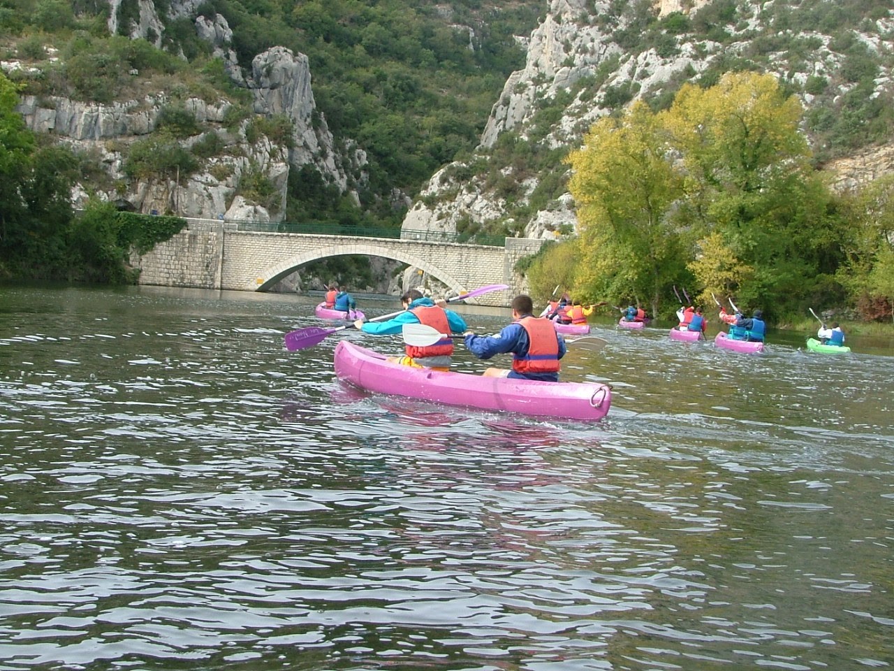 Activité canoe kayak pour un groupe lors d'un séminaire d'entreprise