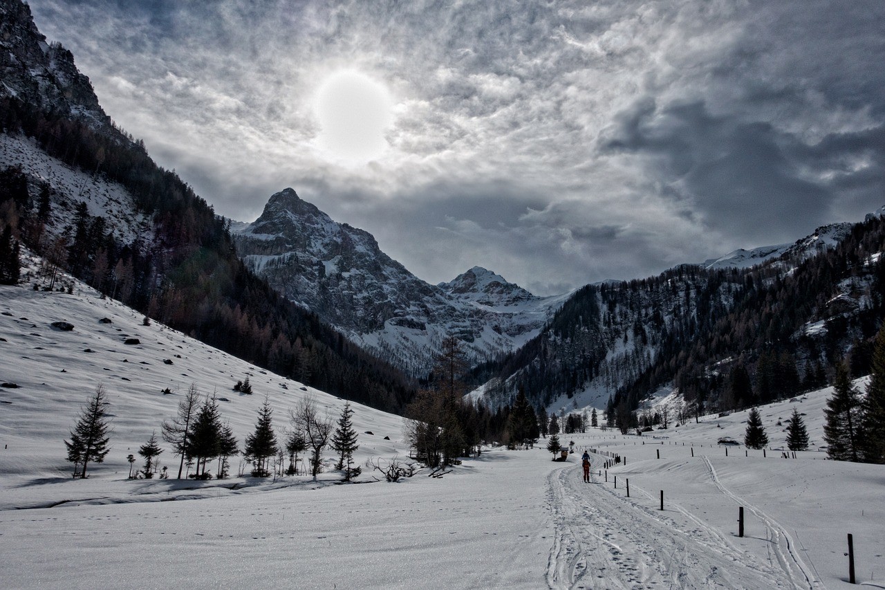 ski-tour-1355023_1280