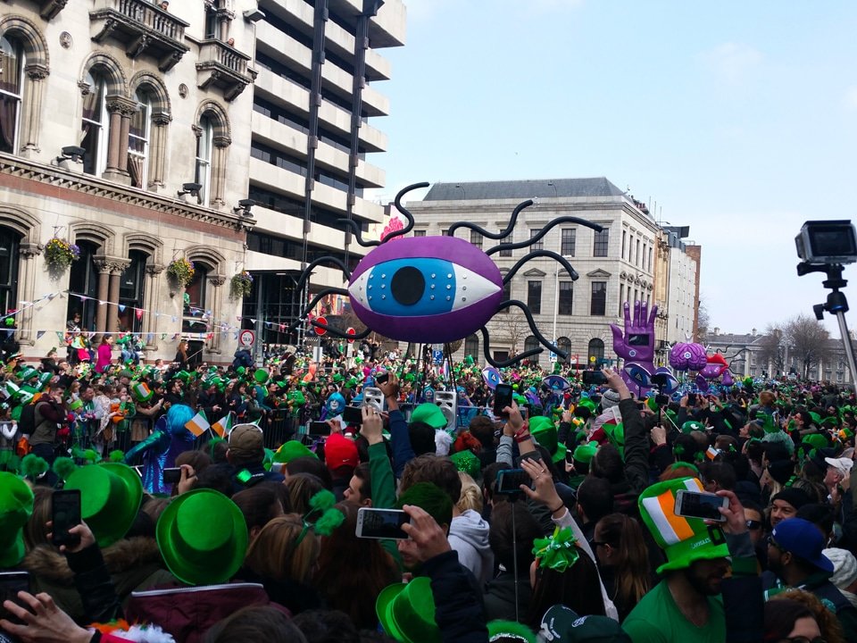 Chars et déguisements pour la parade de la Saint Patrick à Dublin