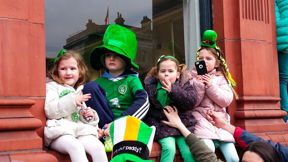 Les enfants apprécient également la parade de la Saint Patrick à Dublin