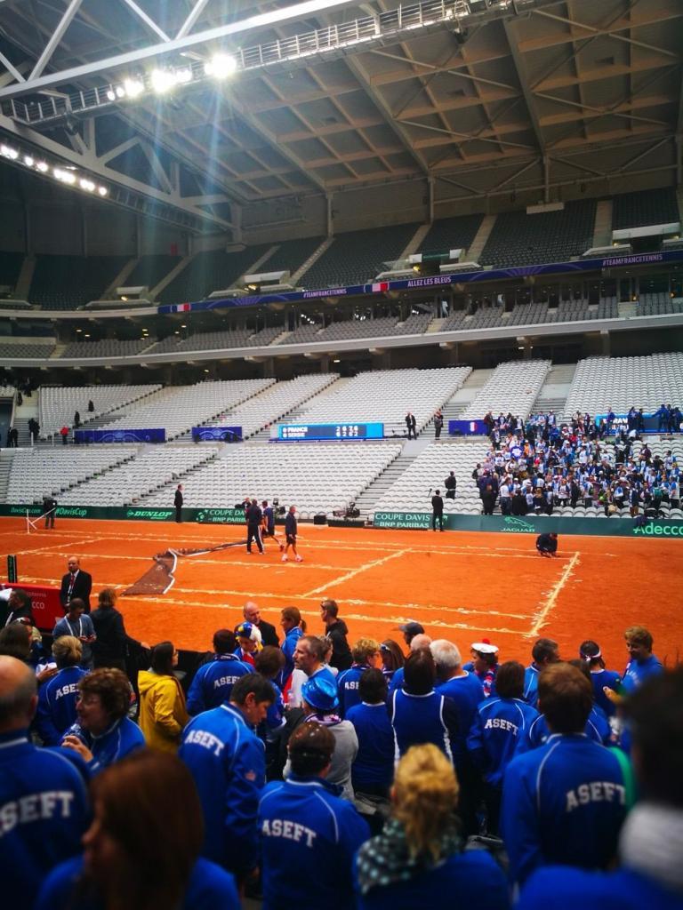 Fin de rencontre de Coupe Davis, entretien du court à Lille