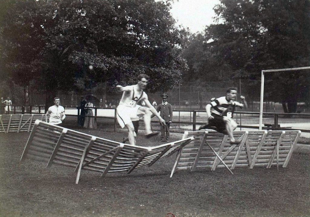 Jeux Olympiques - Le 110m haies en 1900 avec des obstacles en bois