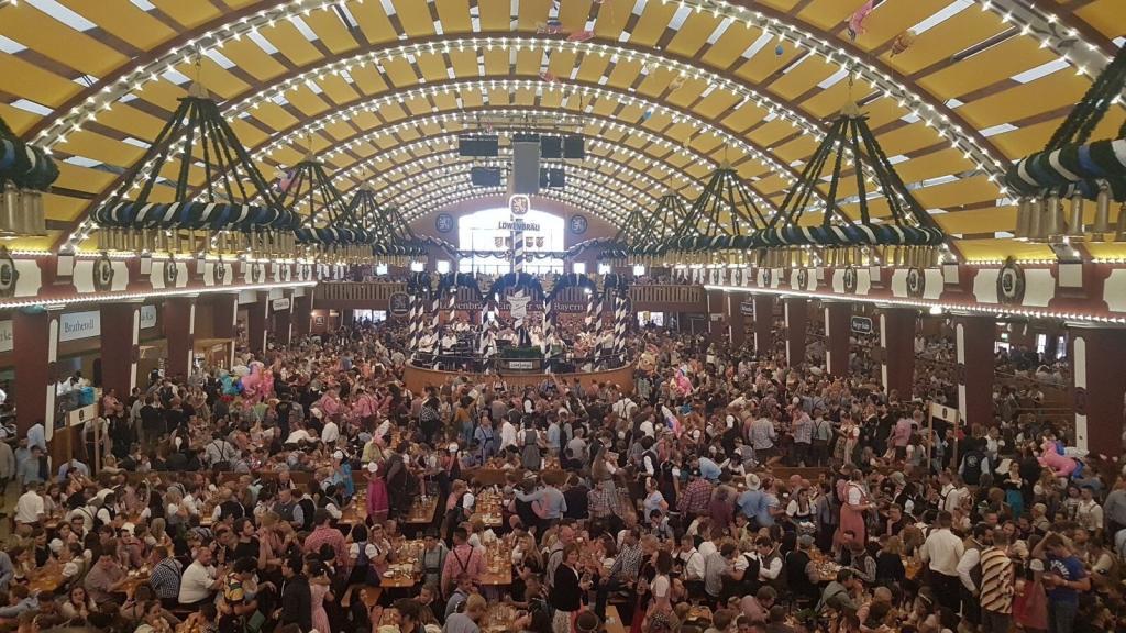 Une tente sous l'Oktoberfest avec plus de 6 000 personnes !