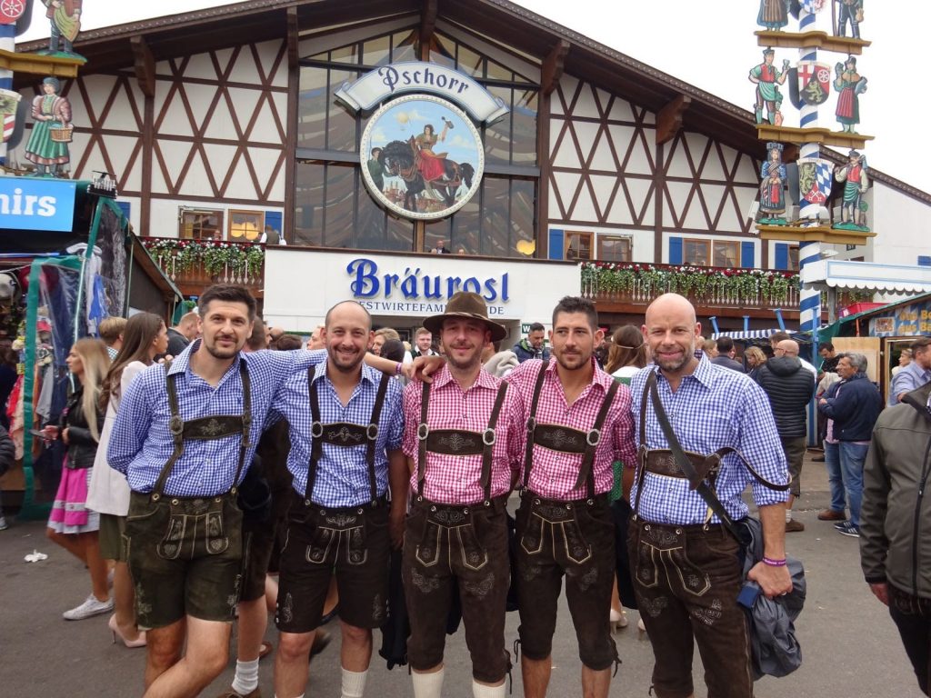 La tenue traditionnelle des hommes à l'Oktoberfest : le lederhose